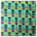  grün-bunt gemusterter Baumwollstoff mit Totenköpfen (10mm) 